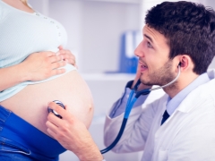 Vad betyder placentans placering på livmoderns bakvägg och vad påverkar det?