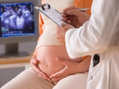 Varför är bäckens presentation av fostret ansett farligt, vad orsakar det och hur går födelsen?