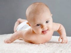 Hvordan lærer spædbørn at rulle med maven på bagsiden?