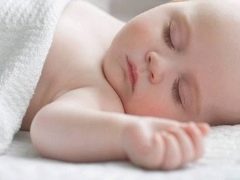 Can a newborn sleep on his back?