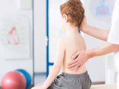 Scoliosi nei bambini: sintomi e trattamento, esercizio e prevenzione efficaci