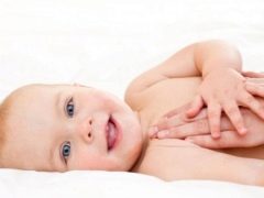 Wie kann man ein Kind 9-12 Monate massieren?