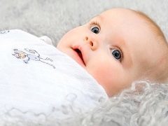Een pasgeboren baby in de doeken doen: alle voor- en nadelen, tot welke leeftijd een baby inbakeren en welke kant je kiest