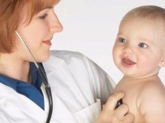 뒷쪽의 아기 발진의 원인 : 발열에서부터 알레르기