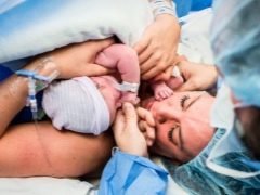 الولادة القيصرية أو الولادة الطبيعية: جميع إيجابيات وسلبيات