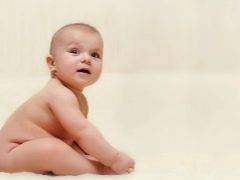 Berapa bulan anak lelaki biasanya mula duduk?