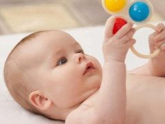 아기는 언제 청력을 받기 시작하고 신생아의 청력을 검사하는가?