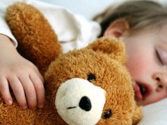 어린이 무호흡증이란 무엇이며 야간 형태의 특징은 무엇입니까?