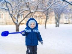 Xẻng tuyết cho trẻ em: các loại và mẹo để lựa chọn