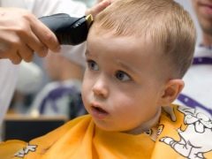 حلاقة الطفل الأولى: هل من الممكن قص الشعر لمدة عام؟