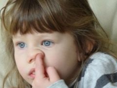 De ce un copil mănâncă păstăi din nas și cum să-l înțepenicească?