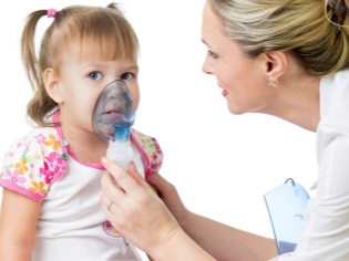 Inalazione del nebulizzatore da parte del pediatra