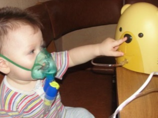 Χρησιμοποιώντας έναν νεφελοποιητή κατά του βήχα χωρίς τη θερμοκρασία του παιδιού