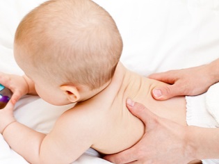 Αποτρίχωση μασάζ κατά του βήχα χωρίς θερμοκρασία σε ένα παιδί