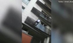 Chinese Spider-Man redde de baby tegen vallen van grote hoogte