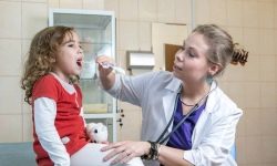 Vilket av barnen år 2019 behöver genomgå en läkarundersökning?