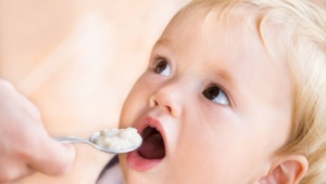 كاشي للتغذية الأولى: من أي عمر وكيف نعطيها للطفل؟