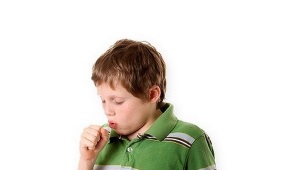 Hur och hur man behandlar en skällande hosta hos ett barn?