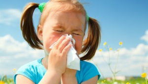 एक बच्चे में एलर्जी राइनाइटिस: लक्षण और उपचार