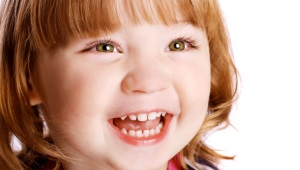 كم عدد أسنان الطفل التي يجب أن يكون لدى الأطفال؟