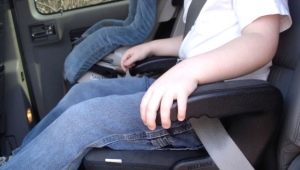 Boosters voor kinderen in de auto: de regels voor de keuze en de functies van de bediening