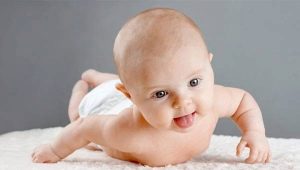 Làm thế nào để dạy trẻ sơ sinh lăn với bụng trên lưng?