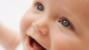 När börjar en bebis att le