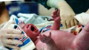 اختناق حديثي الولادة: من سبب إلى تأثير