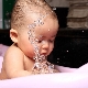 क्या ठंड के साथ बच्चे को स्नान करना संभव है?