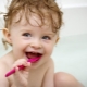 언제 당신의 아이의 치아를 닦기 시작할 것인가?