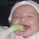 Gele plaque op de tanden van een kind