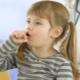 1 세 이상 어린이의 기침 치료를위한 민간 요법
