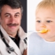 Dr. Komarovsky, bir çocuğa bir kaşıkla çiğnemeyi, yutmayı ve kendi kendine yemek yemeyi öğretmeyi öğretiyor