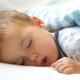 Zašto dijete hrče u snu i što učiniti?