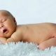 Waarom niezen baby's en baby's vaak?