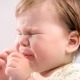 Por que um bebê espirra?