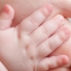 왜 아기가 손가락에 피부가 묻습니까?
