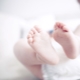 Pelle secca delle mani e dei piedi di un bambino