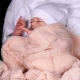 Bebek arabasındaki bebek battaniyeleri: çeşitleri ve seçim kriterleri