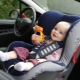 सामने की सीट पर एक बच्चे की गाड़ी के लिए नियम