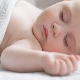 Kan een pasgeborene op zijn rug slapen?