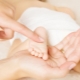 ¿Cómo dar masajes a un bebé en 2-3 meses?