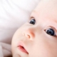 Khi nào một đứa trẻ sơ sinh bắt đầu nhìn thấy và tập trung?