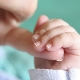 Hur skär man naglar till nyfödda?