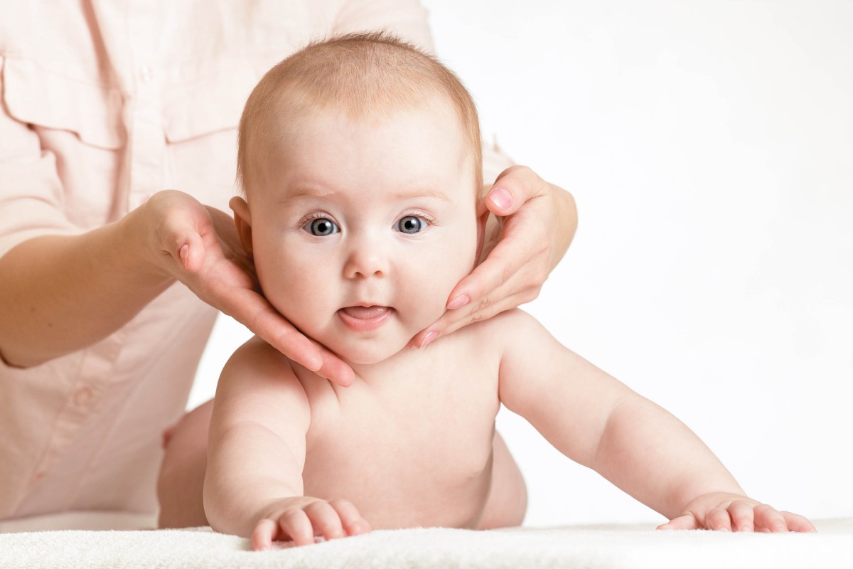 علامات صعر في الأطفال حديثي الولادة 13 صور أعراض في الرضع والأطفال في 2 3 أشهر