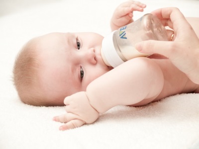 Bayi dengan botol