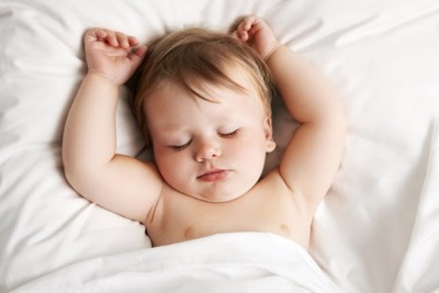 Spenen van slapende baby 's nachts