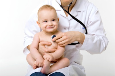 Undersøgelse af en børnelæge inden vaccination