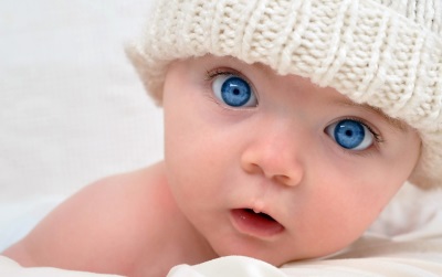 เด็กน้อยผู้สวยงามที่มีดวงตาสีฟ้า