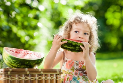 Meisje watermeloen eten